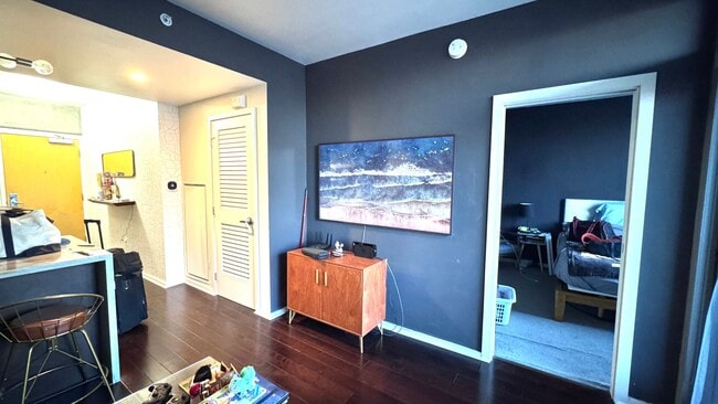 Building Photo - Urban Living with Iconic Views