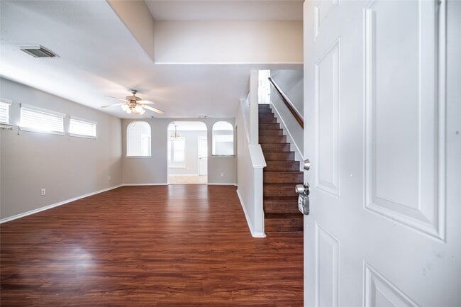 Building Photo - 930 Lancaster Lake Dr