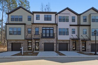 Building Photo - Luxurious 3BD, 3.5BA Chapel Hill Townhome with Modern Features Near Shopping, Dining, and Enterta...