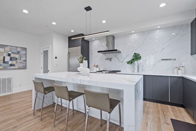 Building Photo - Stunning 4/3 in the Oakland Hills