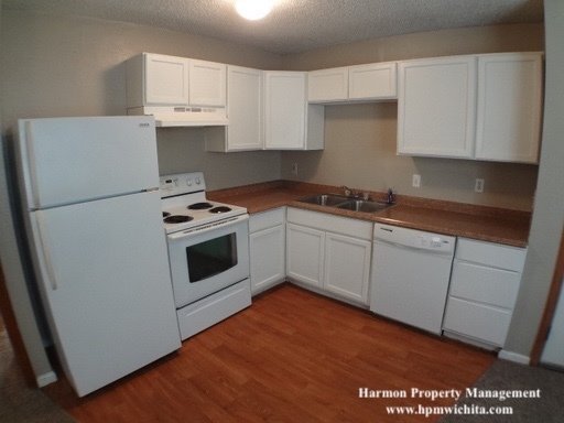 Building Photo - 3 Bed 1 Bath Duplex Unit Available Near 13...