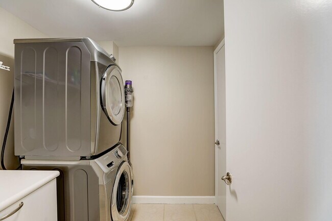 Building Photo - 2650 Lake Shore Dr