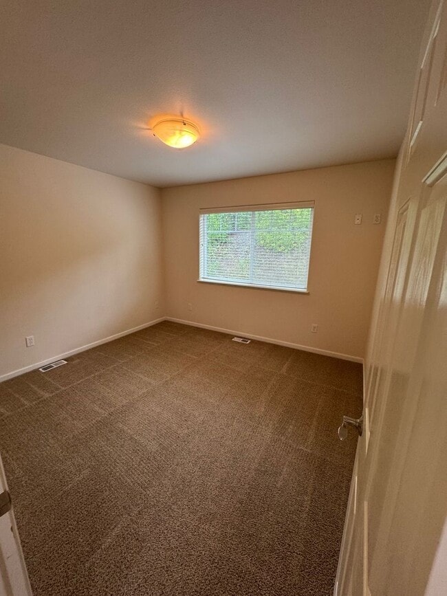 Building Photo - 3 Bed, 2.5 Bath Condo in Eagle River