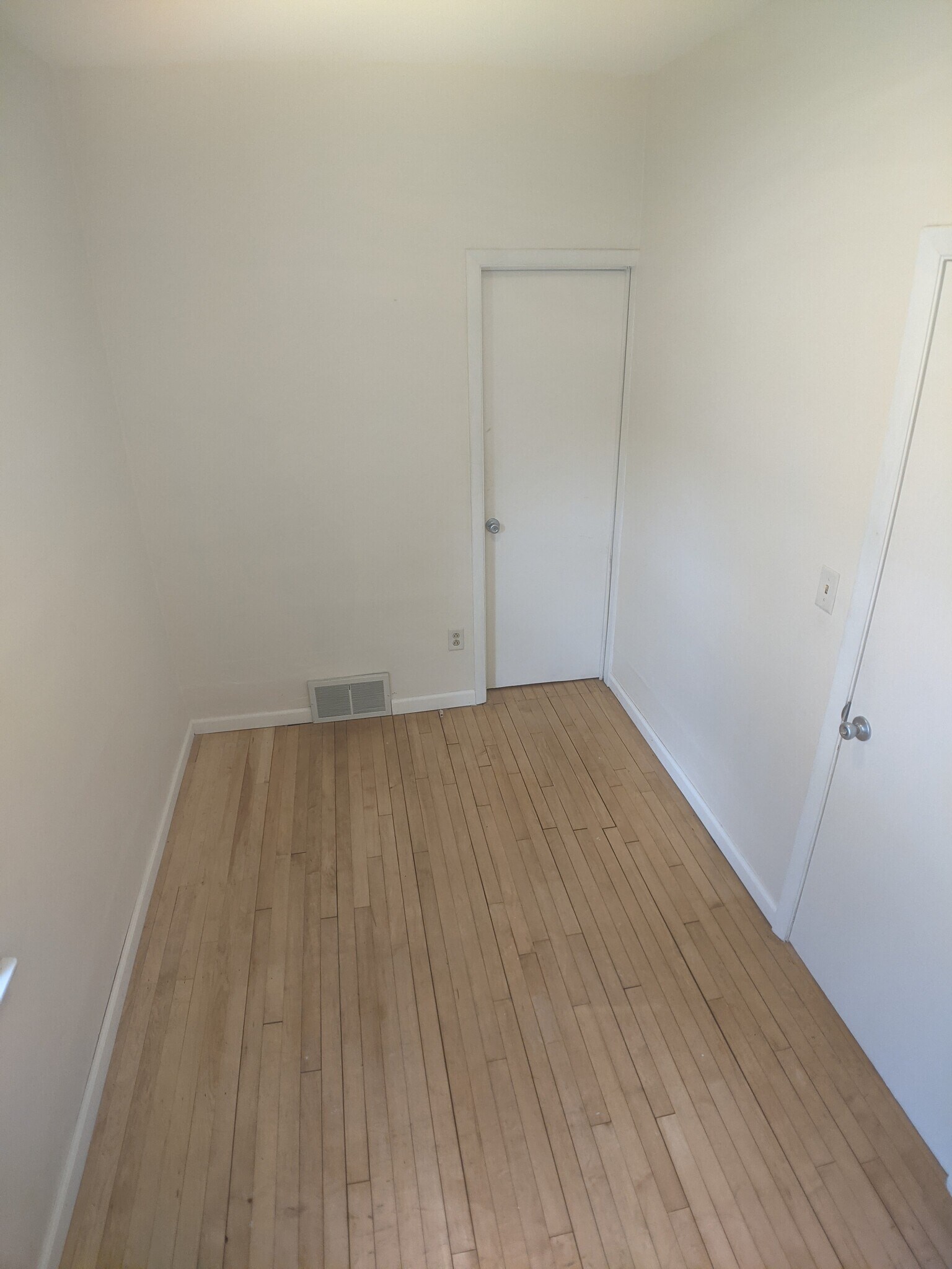Third bedroom - 613 Bay St