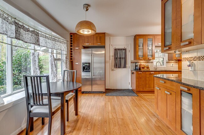 Building Photo - Charming 4 Bed SFH in Alexandria!