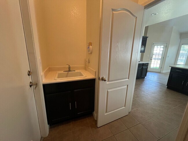Building Photo - Beautiful Home for rent in Visalia, Ca
