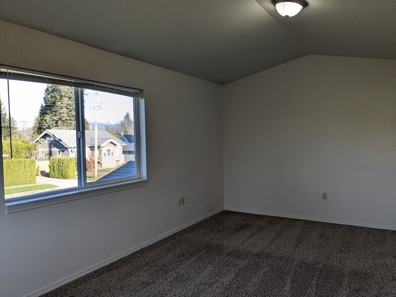 Mstr bdrm NE corner - 1571 Kibler Ave