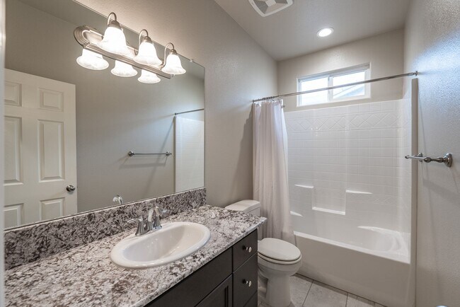 Building Photo - Beautiful 4-Bedroom Home with Office in Cl...