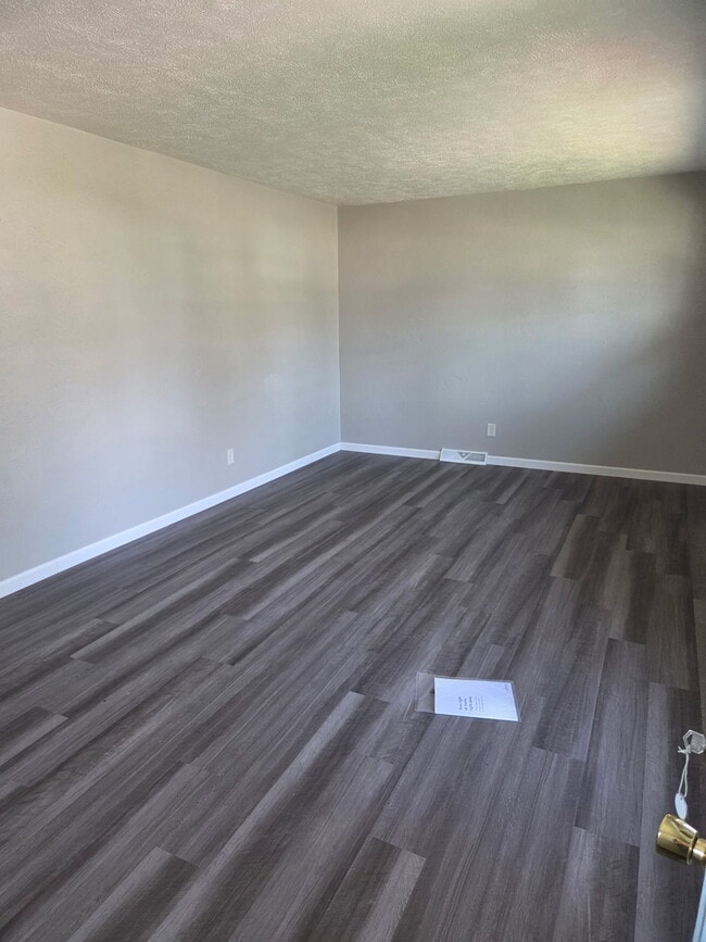 Building Photo - 1022 W Thrush Ave