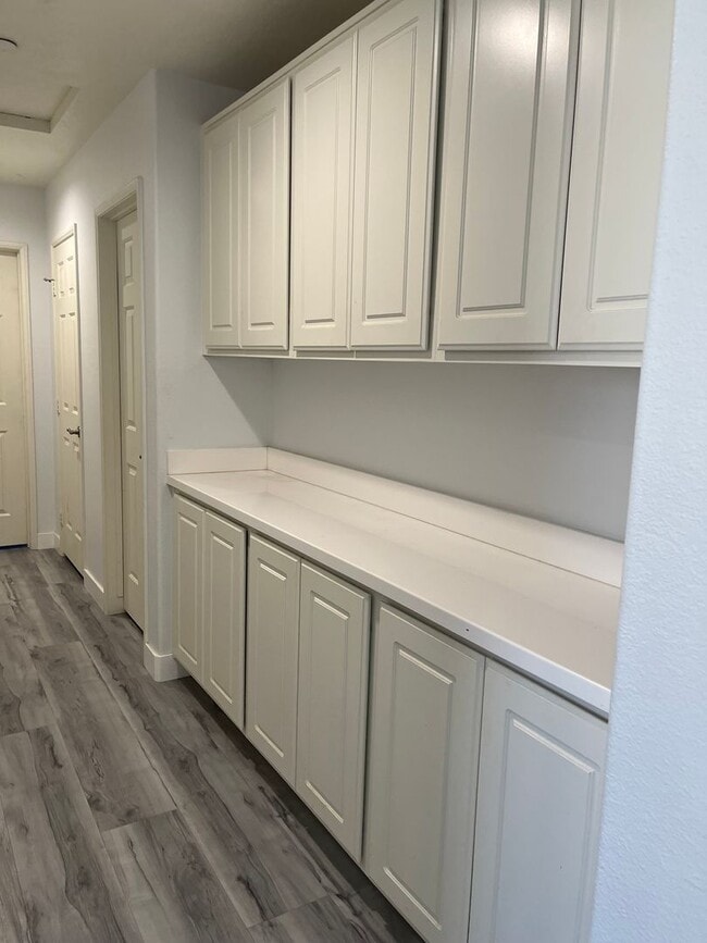 Building Photo - 4 bedroom 3bth Oak Hills area! Close to the 15 Freeway!