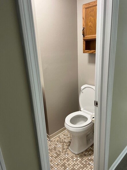 powder room - 339 Willowbrooke Dr