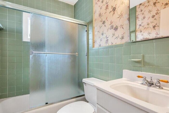 Building Photo - Fantastic 3bd/2ba home! Coming soon!
