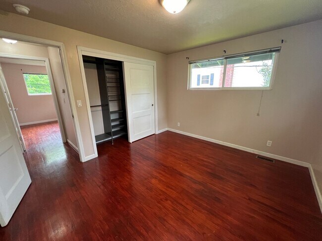 Building Photo - 4 Bedroom Milwaukie Home