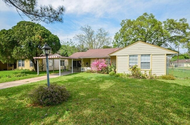 Building Photo - 5515 Flamingo Dr