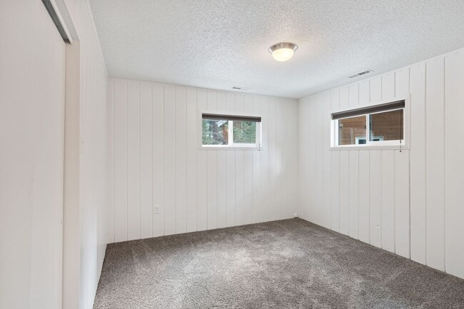 Building Photo - 3 bed 2 bath with private fenced yard