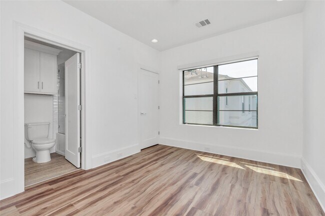 Building Photo - 5735 Winsome Ln