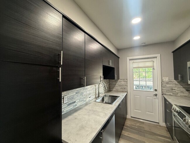 Building Photo - 8299 Kingsbrook Rd