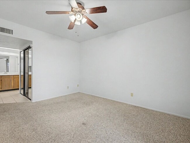 Building Photo - 2 Bedroom 2 Bathroom with Community Pool and Spa!