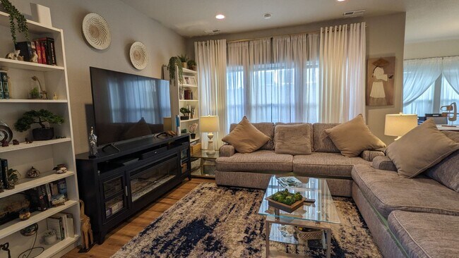 Building Photo - IMMACULATE 4 BED/2.5 BATH CUSTOM BUILT HOME IN SKYLINE RIDGE!