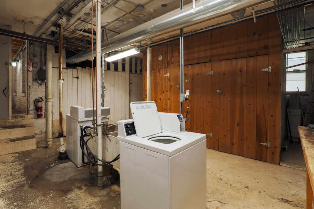 Building Photo - 839 W Newport Ave