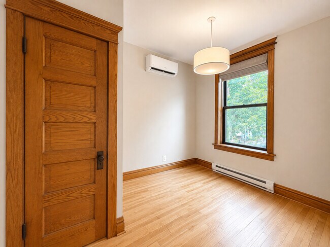 Building Photo - 2036 N Sawyer Ave