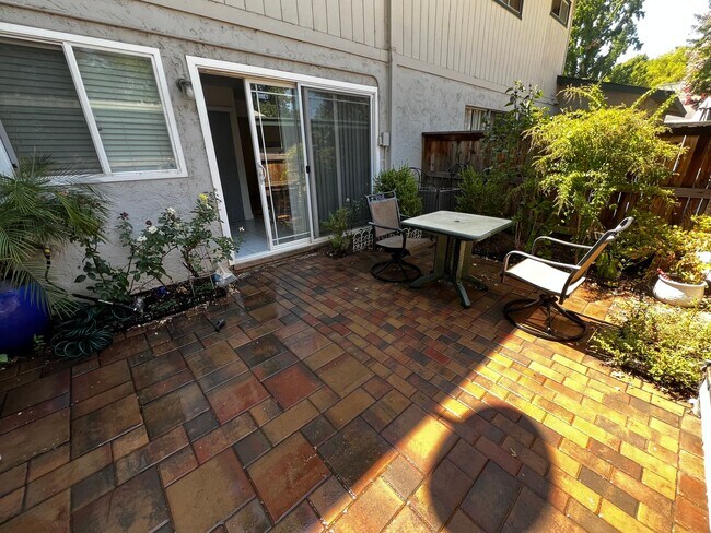 Building Photo - 8915 Salmon Falls Dr