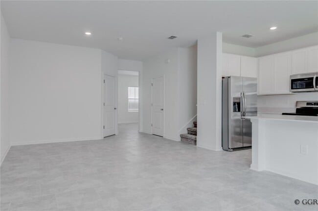 Building Photo - 3290 Laurent Lp