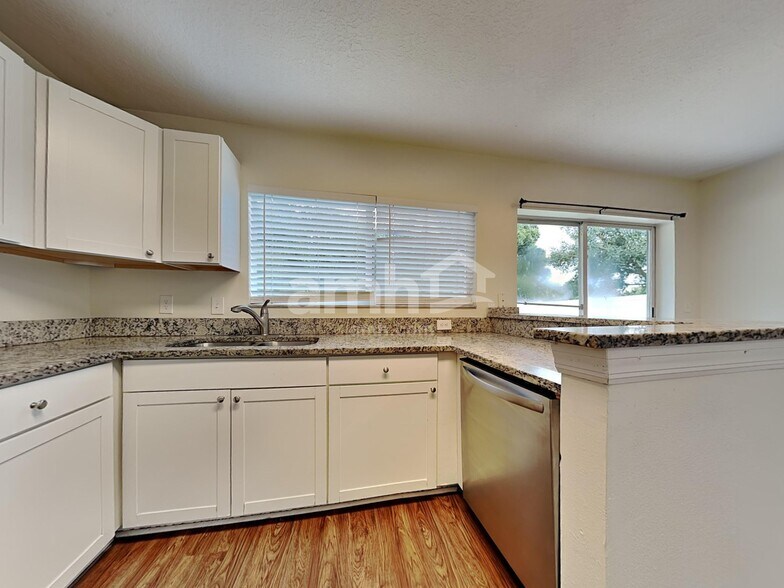 Building Photo - 10225 Summerview Cir