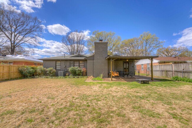 Building Photo - Colonial Acres East Memphis cutie! 3 bedrooms and tons of updates! Appliances included.