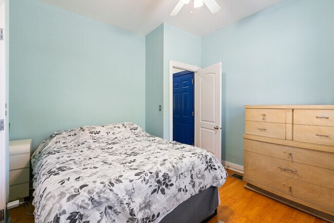 Building Photo - 2337 W Maypole Ave
