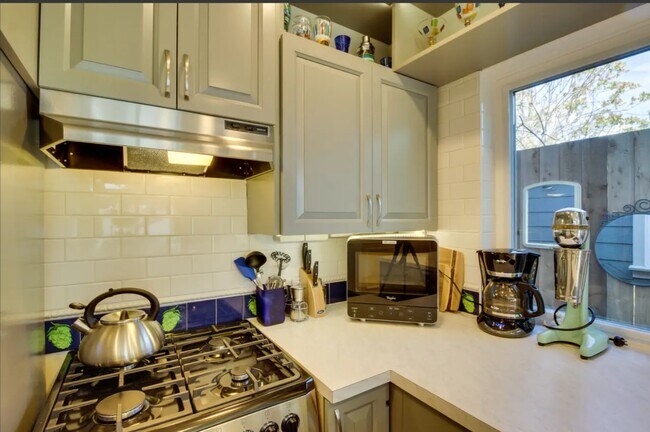 Building Photo - 6625 Amherst N St