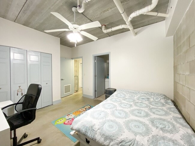 Building Photo - Lofts Oasis #105 - Pet Friendly!