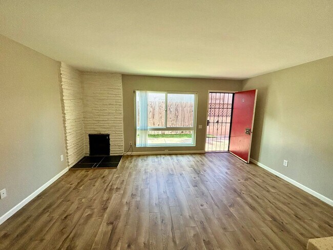 Building Photo - Updated 2 Bed 1.5 Bath Apt. in Coronado