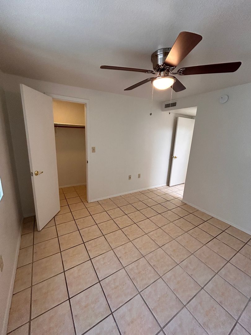 Building Photo - 1150 N Catalina Ave