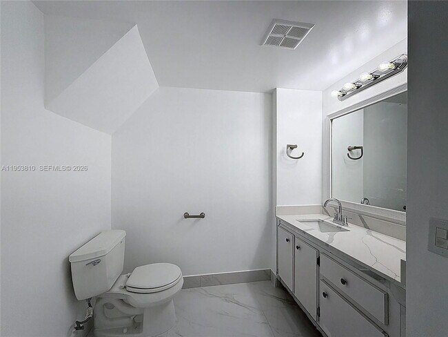 Building Photo - 1100 SE 4th Ave