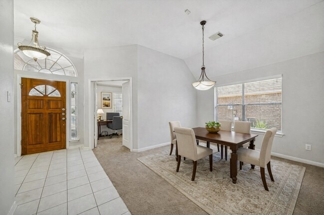 Building Photo - 1722 Red Oak Terrace