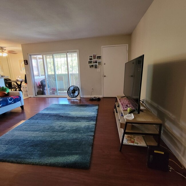 Building Photo - Spacious 2 bedroom 1 bathroom Condo with L...