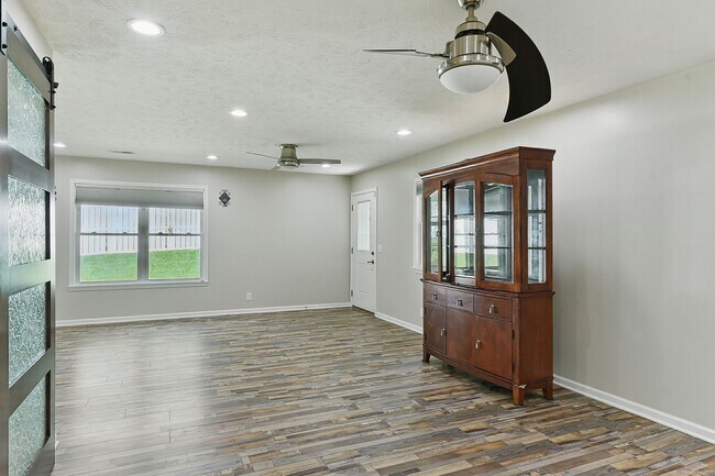 Building Photo - Spacious 4-Bedroom Home for Rent in Desira...