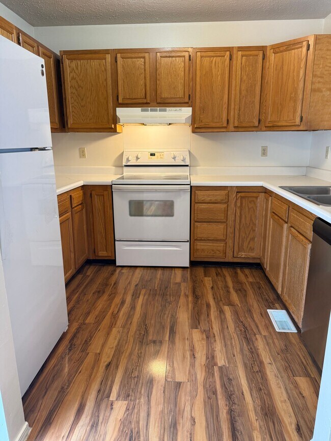 Building Photo - 3 Bedroom/3.5 Bath Townhome