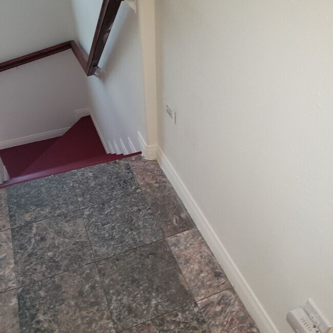 Building Photo - ral611