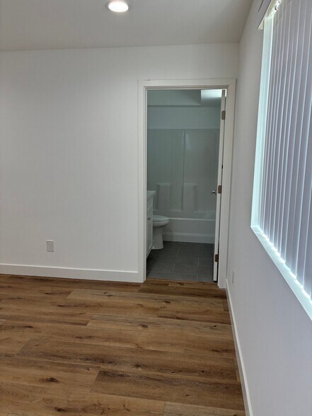 Building Photo - 449 W 74th St
