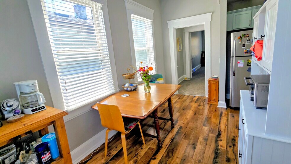 Dining area - 806 Main St