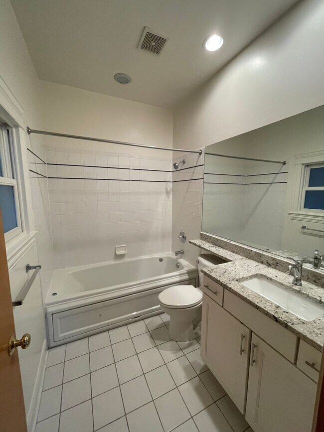 Building Photo - Very Spacious 5 BR/3 BA Duplex in Lincoln ...