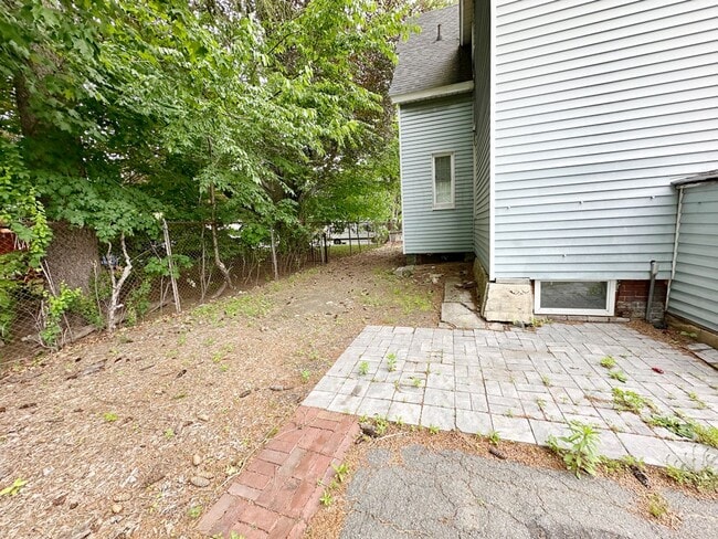 Building Photo - Beautiful 3 BR 1.5 BA Leominster SFH