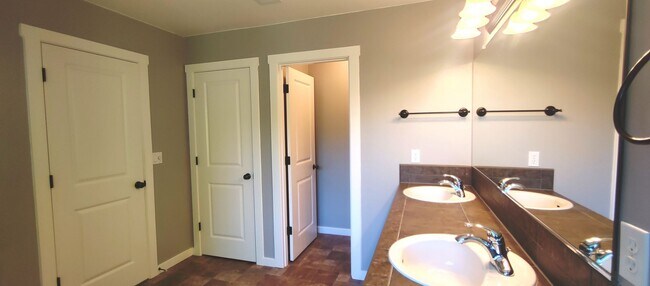 Building Photo - Beautiful Bull Mountain 4 Bedroom 2 1/2 Bath Home Just a Block from the Community Pool and Park!