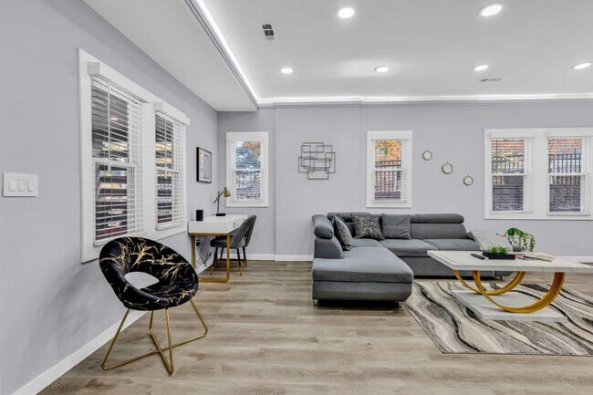 Building Photo - 830 Parkwood Ave