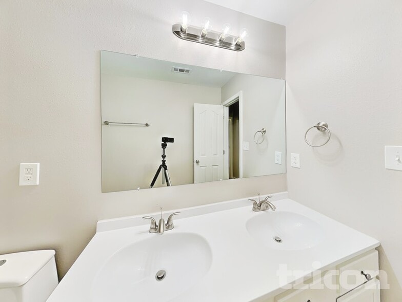 Building Photo - 2918 Tall Oaks Dr