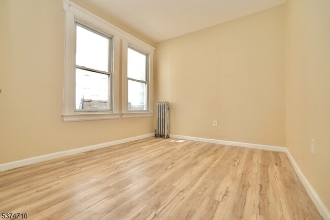 Building Photo - 184 N 11th St