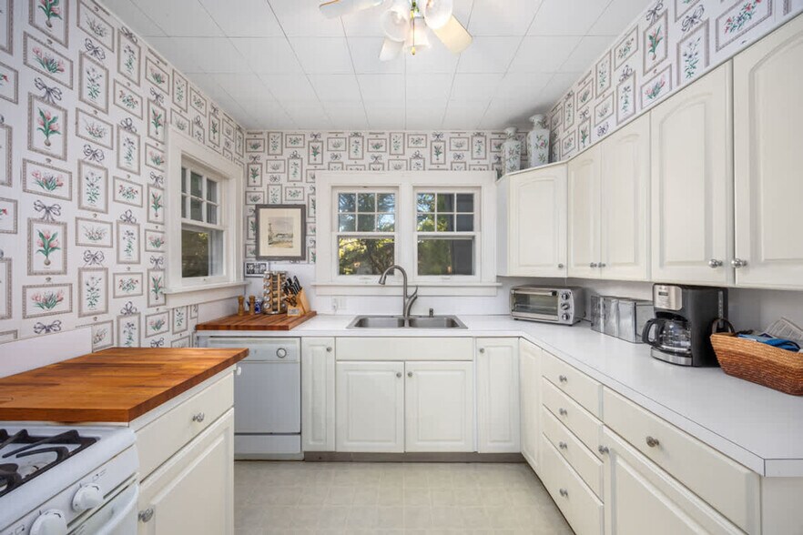 Building Photo - 630 Pleasant St