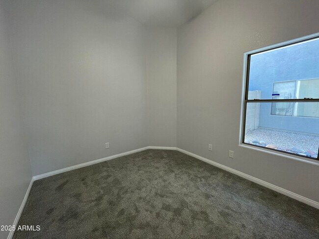 Building Photo - 841 E Lovegrass Dr
